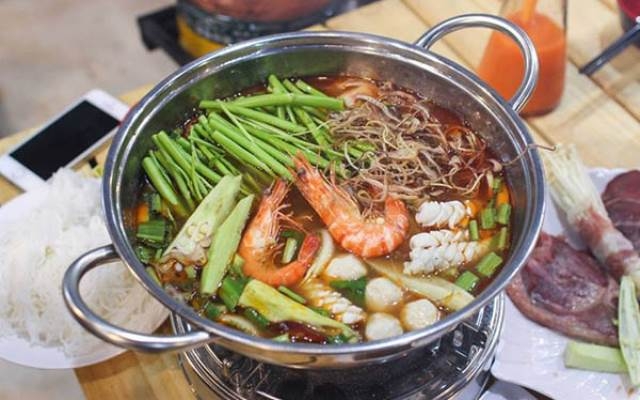 Nồi lẩu với đầy đủ rau củ, hải sản