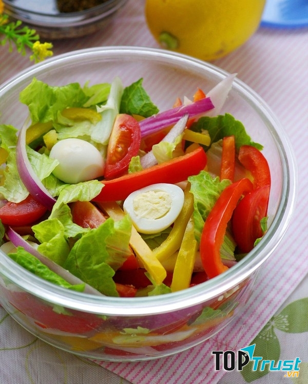 Cho ớt chuông vào salad dễ ăn hơn và tận dụng được hết dưỡng chất