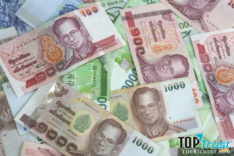 Giẫm lên tờ baht là mang tội khi quân khi đến Thái