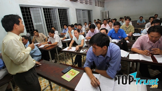 lớp ôn thi công chức