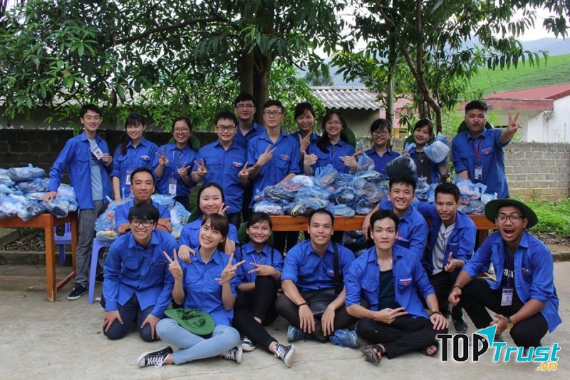 Sinh viên Kiểm sát trong màu áo xanh tình nguyện