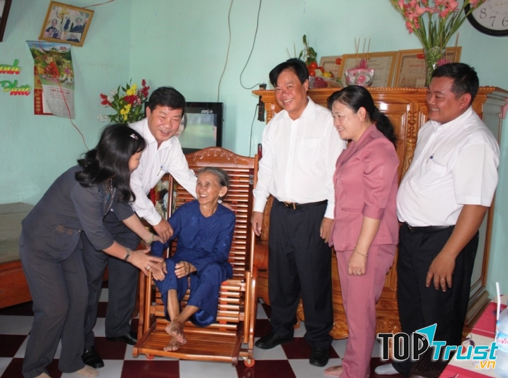 Lãnh đạo địa phương đến thăm hỏi và tặng quà cho gia đình chính sách