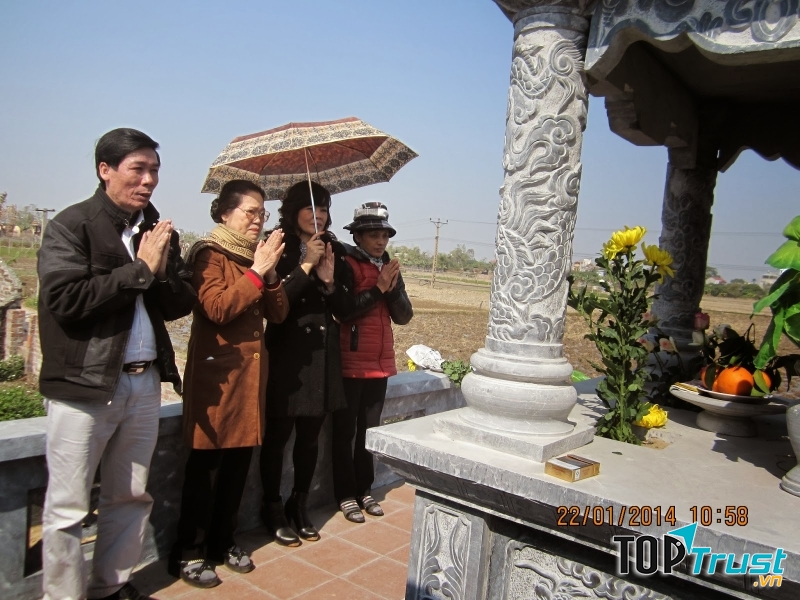 Thăm mộ tổ tiên