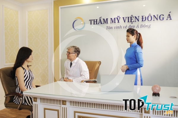 Bác sĩ tiến hành tư vấn tại thẩm mỹ viện Đông Á.