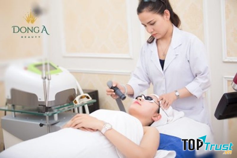 Bác sĩ điều trị tàn nhang cho bệnh nhân