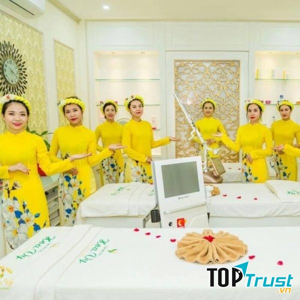Đội ngũ kỹ thuật viên đầy chuyên nghiệp của Hoa Vy Spa