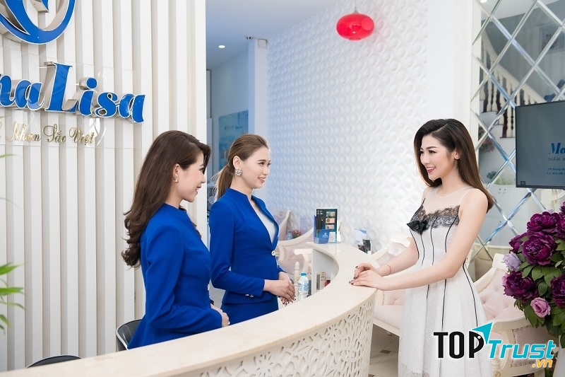 Á hậu Tú Anh, khách hàng thân thuộc tại Monalisa