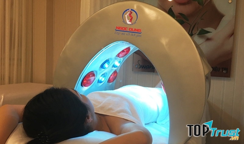 Chiếu Nano hồng ngoại, một bước trong quy trình tắm trắng tại Ngọc Dung