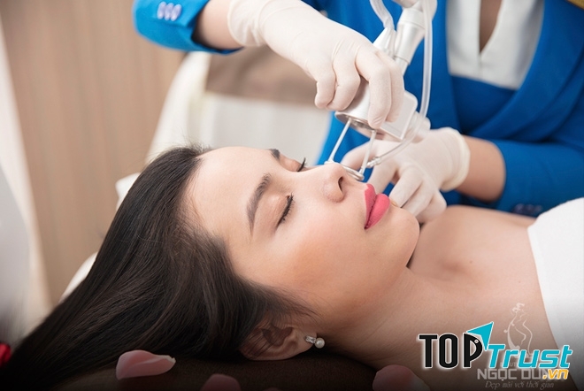 Khách hàng sử dụng dịch vụ xóa nhăn tại TMV Ngọc Dung