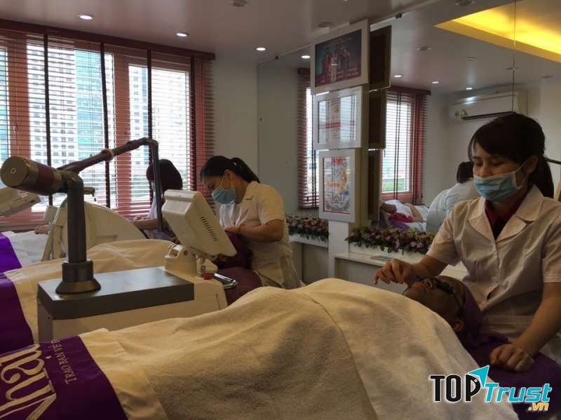 Chuyên viên của TMV Nhật Lệ tẩy nốt ruồi cho khách