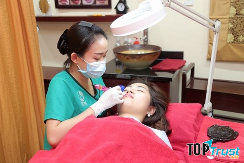 Chuyên viên của Thu Cúc đang thực hiện xăm môi cho khách hàng