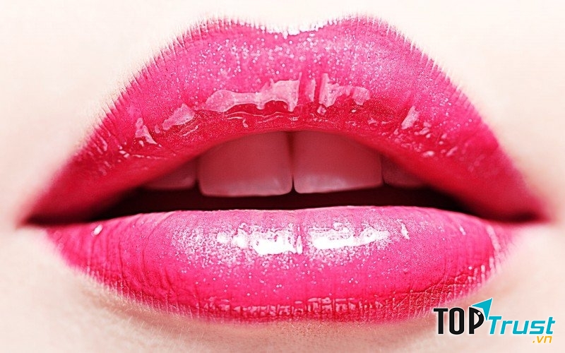 Phun môi pha lê do Thu Cúc Clinics thực hiện