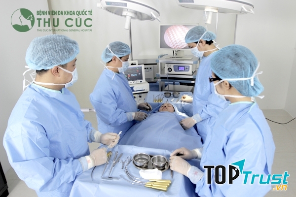 Bác sĩ Thu Cúc tiến hành căng da mặt nội soi