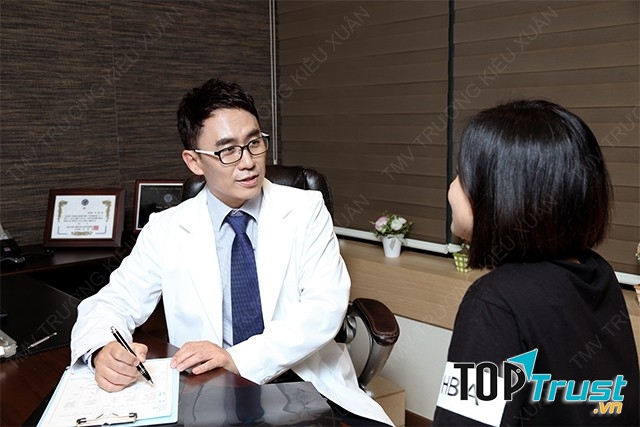 Bác sĩ Seo Dong Wan đang tư vấn triệt lông cho khách hàng