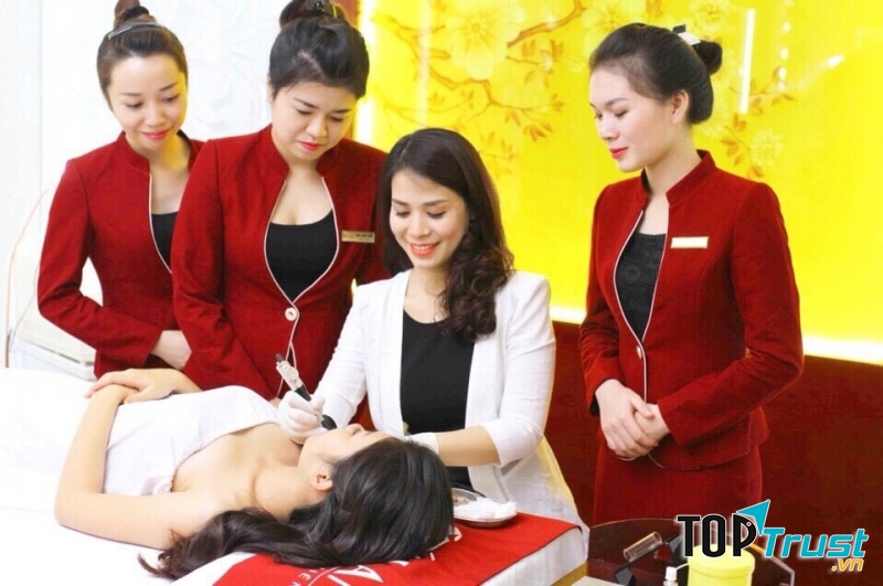 Khách đang được trải nghiệm dịch vụ tại thẩm mỹ viện Ý Lan.