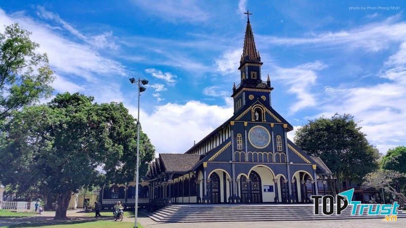 Thăm nhà thờ gỗ