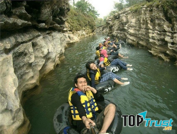 Tham quan những hang động ngầm thông với dòng sông Lười Biếng