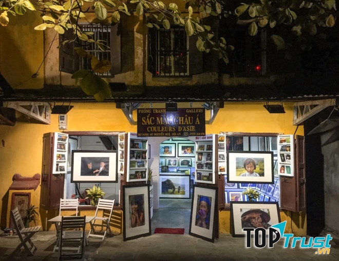 Bên ngoài phòng trưng bày