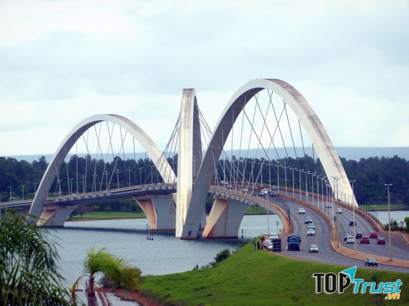 Anh muốn cây cầu có hai hay bốn làn xe