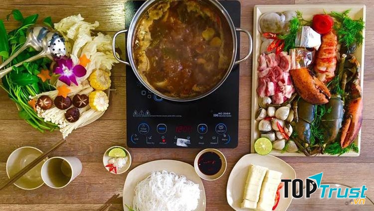 Lẩu và các món dân tộc hấp dẫn của quán