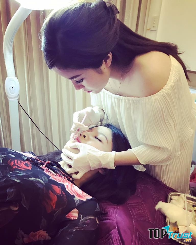 Khách hàng sử dụng dịch vụ tại spa