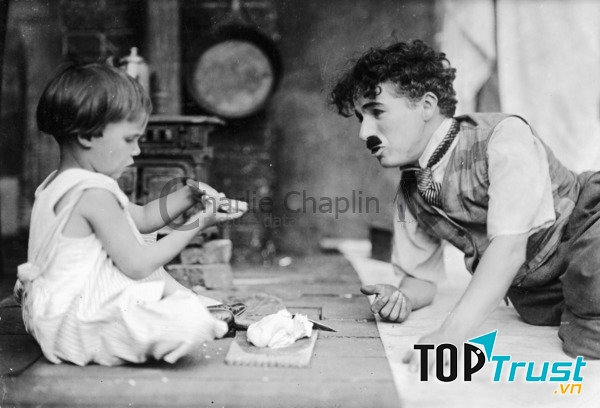 Jackie Coogan và Charlie Chaplin trên trường quay The Kid