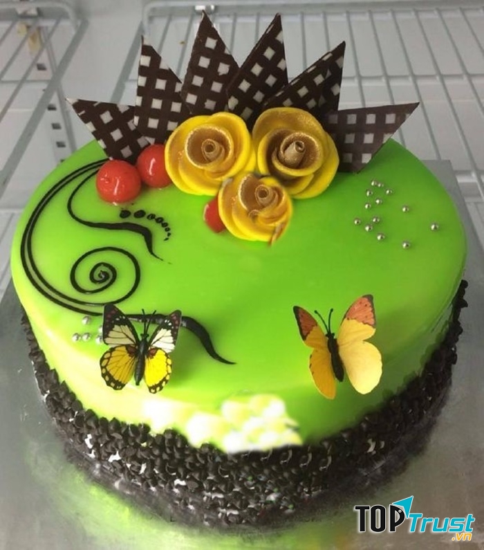 Khi tìm đến Thanh An Bakery, không gian của tiệm khá thoáng và sạch sẽ, bánh đã thành phẩm được đặt trong một chiếc tủ lạnh cao để giữ cho lớp kem không bị chảy vì thời tiết