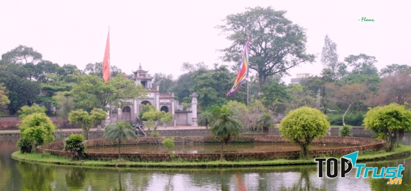 Toàn cảnh Giếng Ngọc trước đền thờ An Dương Vương, nơi Trọng Thủy gieo mình tự vẫn.