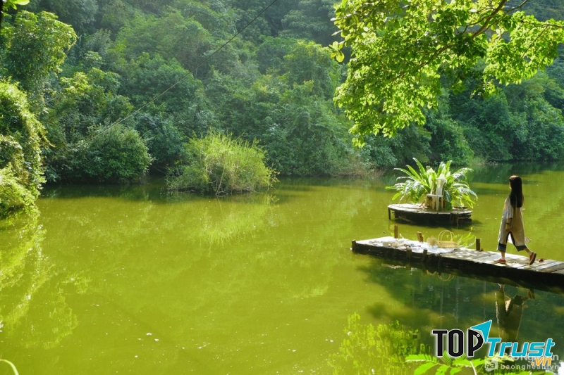 Hồ nước trong xanh dưới chân núi Quyết