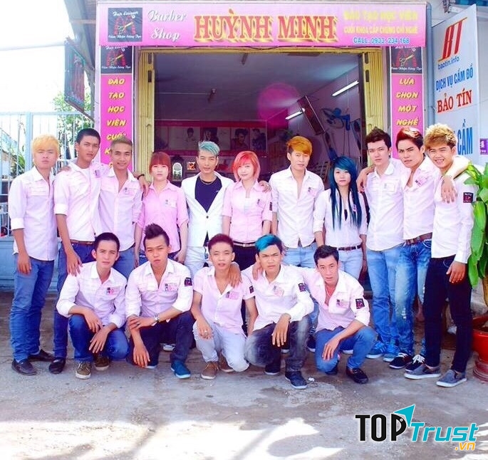 Đội ngũ thợ cắt tóc của salon Huỳnh Minh