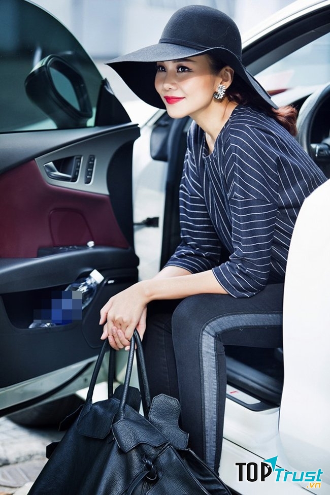 Được xem như là bà hoàng quảng cáo trong giới showbiz Việt, khi liên tục làm người mẫu đại diện cho rất nhiều các nhãn hàng thời trang lớn.