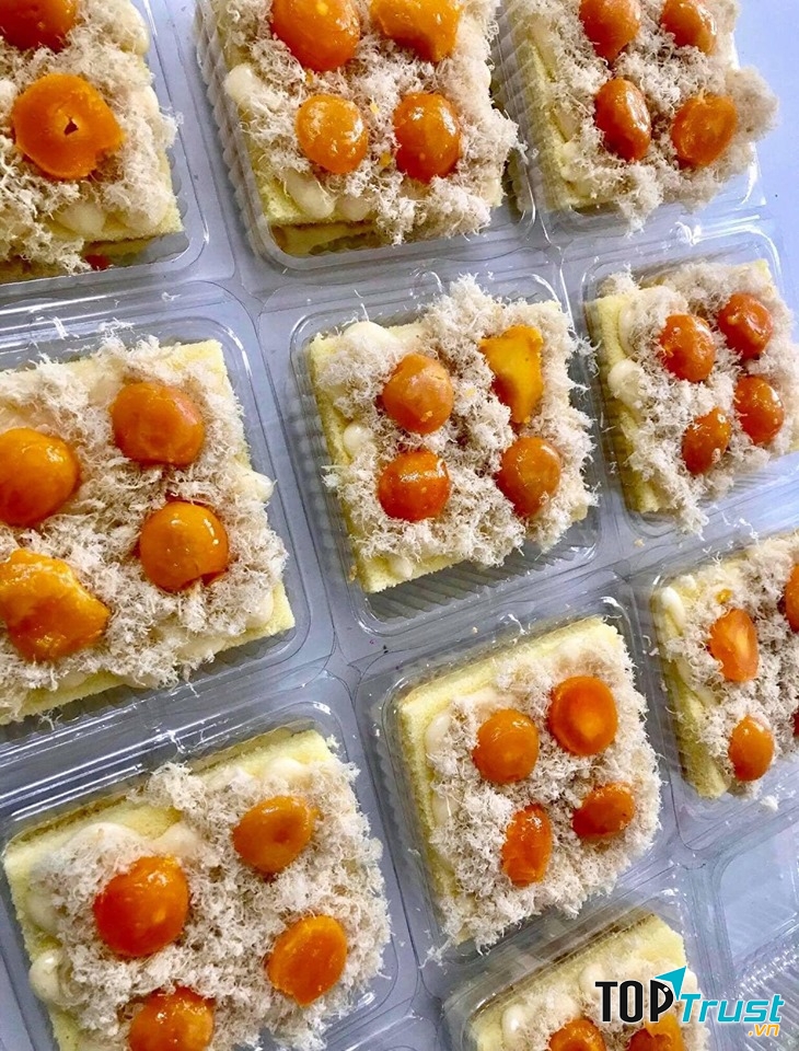 Bánh bông lan trứng muối được làm từ những nguyên liệu sạch, ngon, đảm bảo an toàn cho người sử dụng.