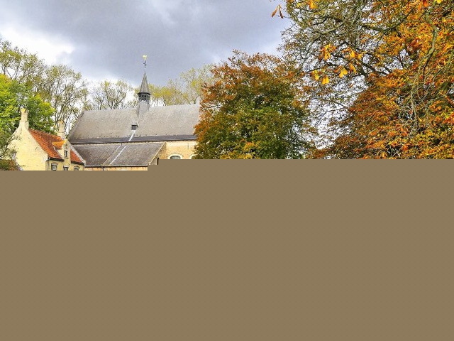 Các con kênh nằm nghiêng mình trong thành phố