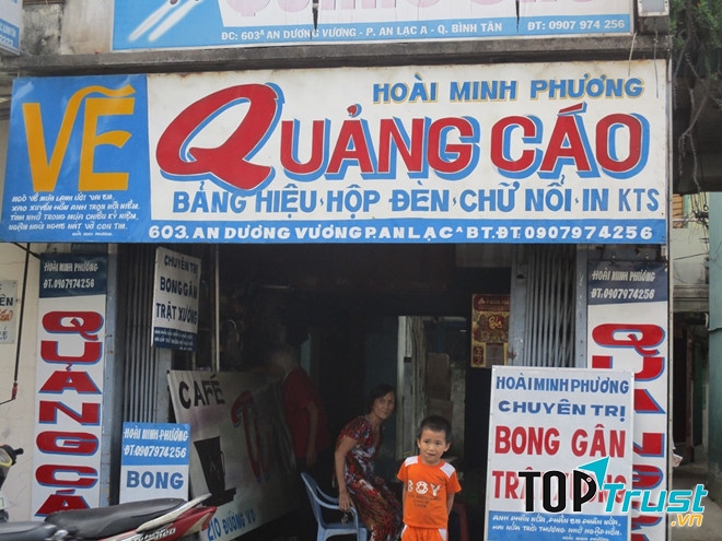 Những biển hiệu vẽ tay từng là một nét độc đáo nhiều năm về trước, làm nên một Sài Gòn rất lạ và rất thơ.