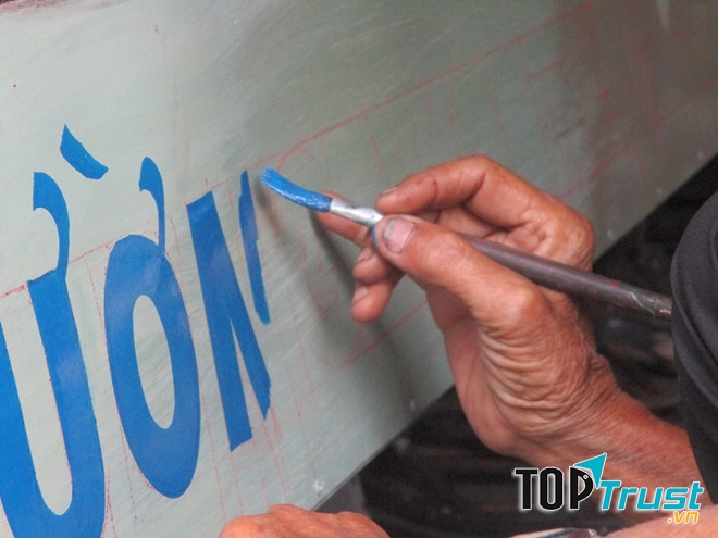 Những biển hiệu xinh xắn được vẽ tỉ mẩn bằng đôi tay của những người thợ