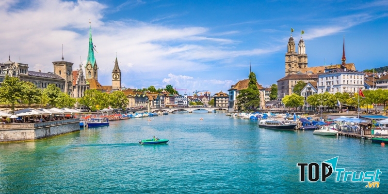 Thành phố Zurich nằm ở phía Bắc của hồ Zurich, được bao quanh bởi sông Limmat