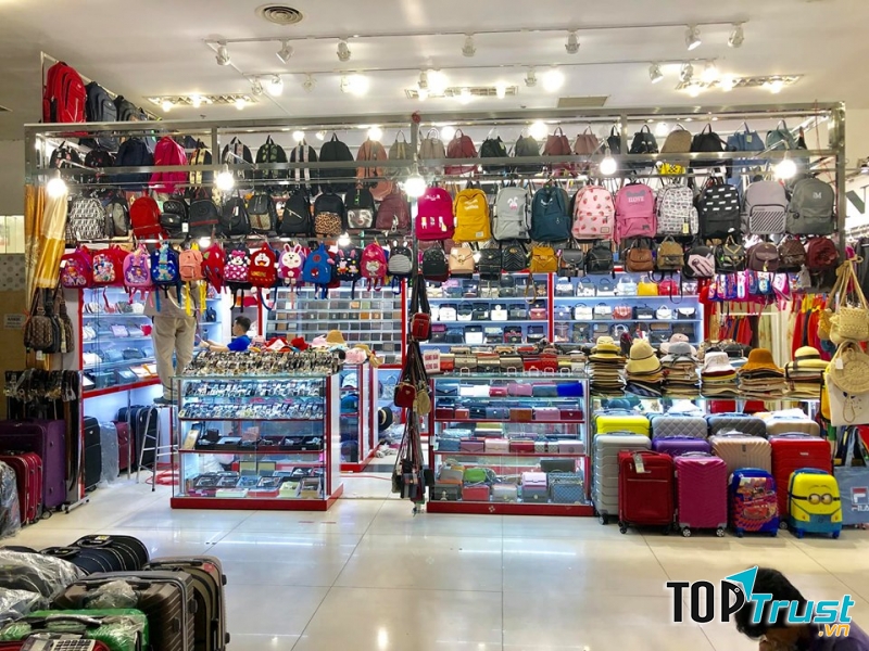 Của hàng của Thanh Phương Shop rất rộng rãi
