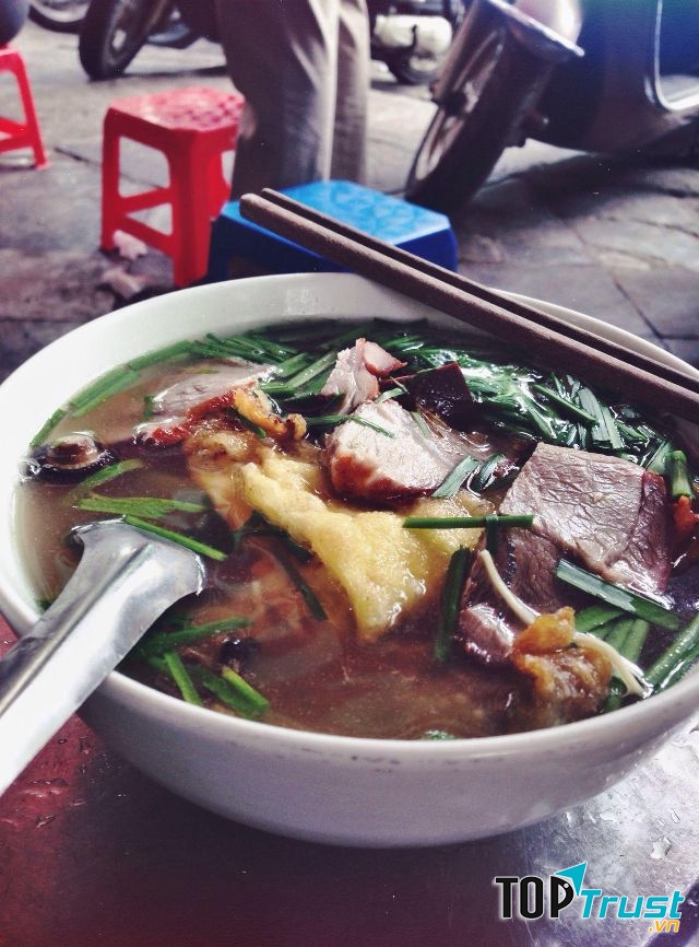 Một bát mì đầy ú ụ với mùi hương pha lẫn của các lọai gia vị