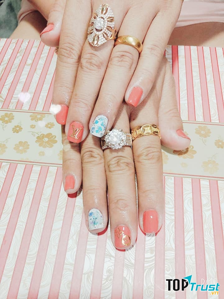 Tiệm chuyên về vẽ móng nghệ thuật và làm nails theo yêu cầu của khách hàng với vô số các mẫu mã đẹp được cập nhật thường xuyên và đa dạng về màu sắc, họa tiết vẽ, giá cả hợp lý