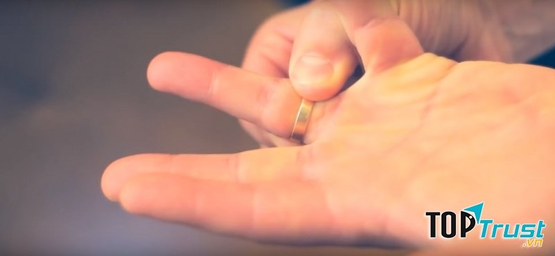 Tháo nhẫn, vòng tay