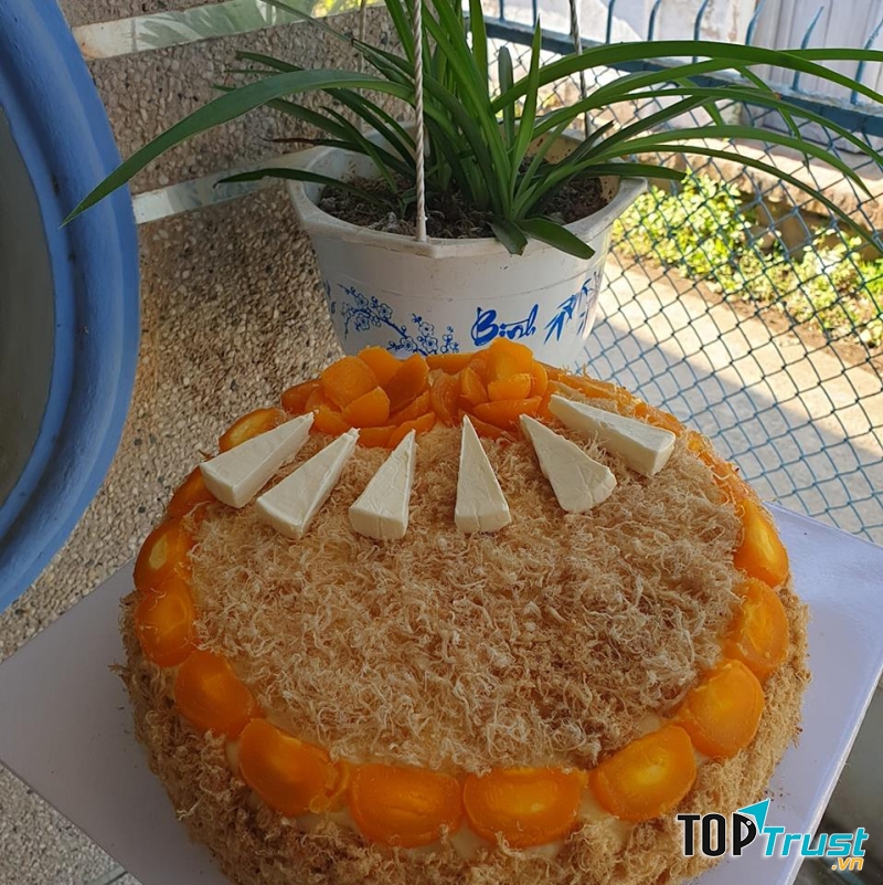 Bánh với kích thước lớn làm theo yêu cầu của khách