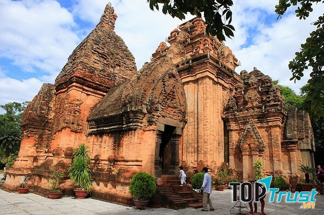 Tháp Bà Ponagar - địa điểm đi chơi lễ 30/4 tại Nha Trang lý tưởng nhất