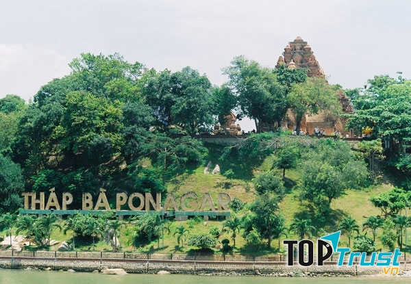 Du lịch tháp bà Ponagar