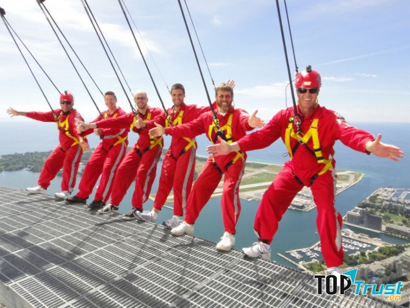 Du khách trải nghiệm cảm giác đi bộ ngoài rìa toà tháp CN