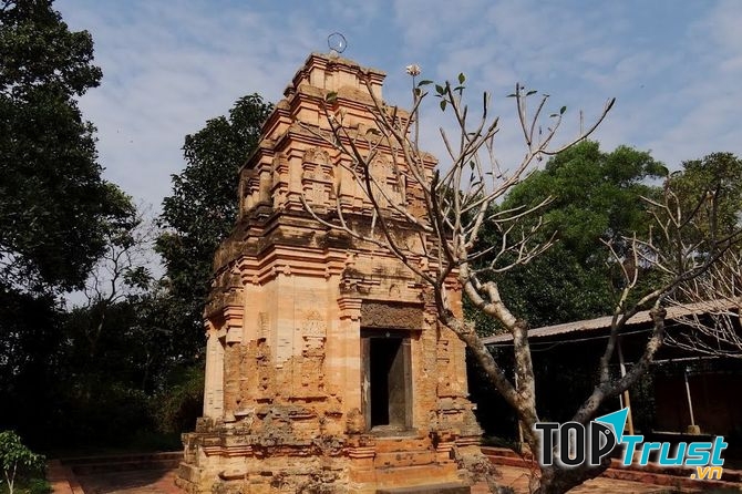 Tháp cổ Bình Thạnh