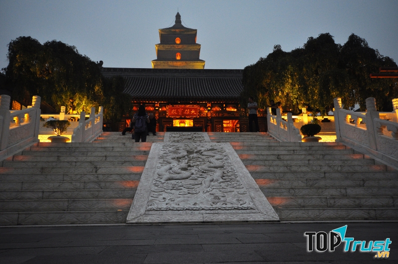 Lối vào chùa Đại Nhạn