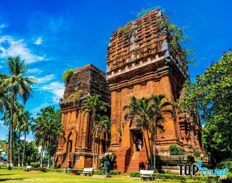 Tháp Đôi (nguồn: Internet)