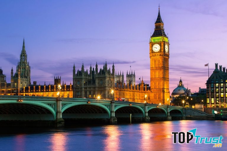 Tháp đồng hồ Big Ben khi lên đèn