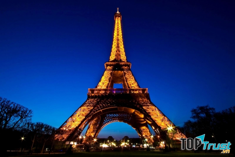 Tháp Eiffel vào ban đêm.