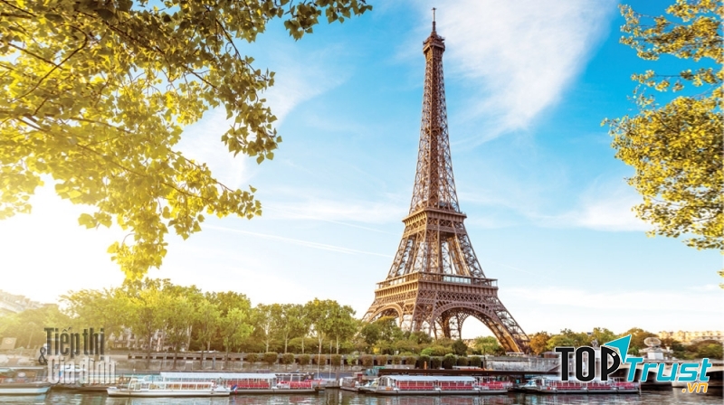 Tháp Eiffel chụp vào ban ngày.